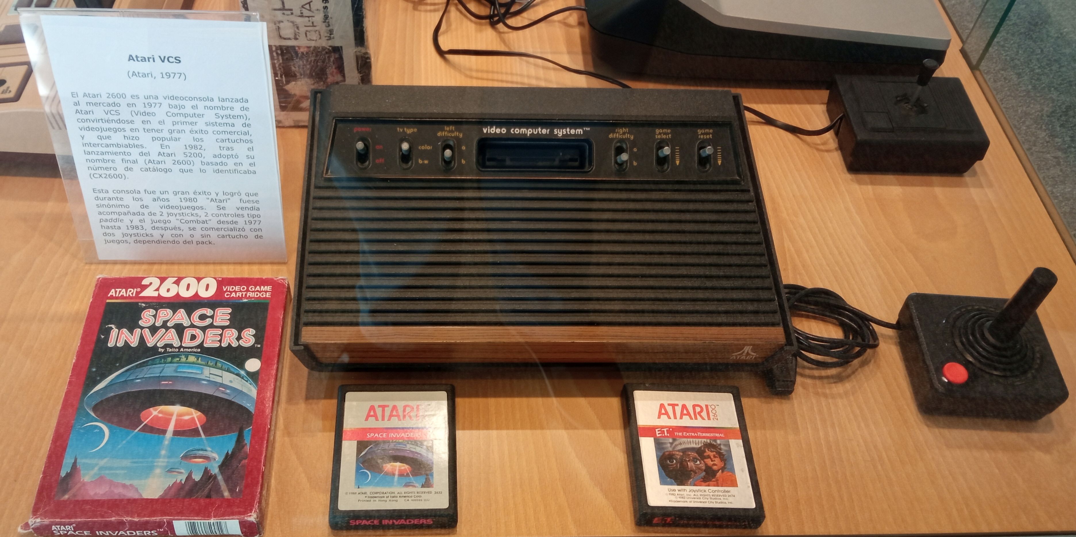 Atari VCS (luego Atari 2600), el mayor representante de la 2ª generación de consolas